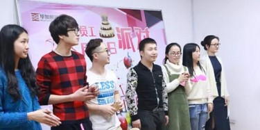 畢加生日會巧遇三八婦女節，壽星大戰玫瑰花