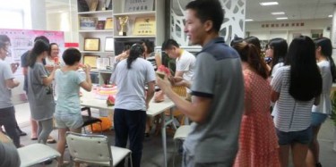 相親相愛一家人，畢加展覽為員工慶祝生日